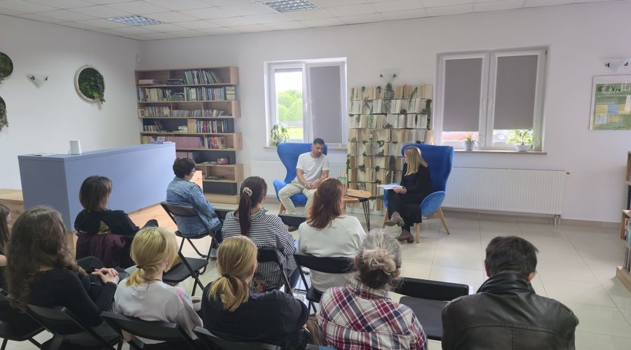 Obraz przedstawiający Jacek Kalinowski - spotkanie autorskie w bibliotece