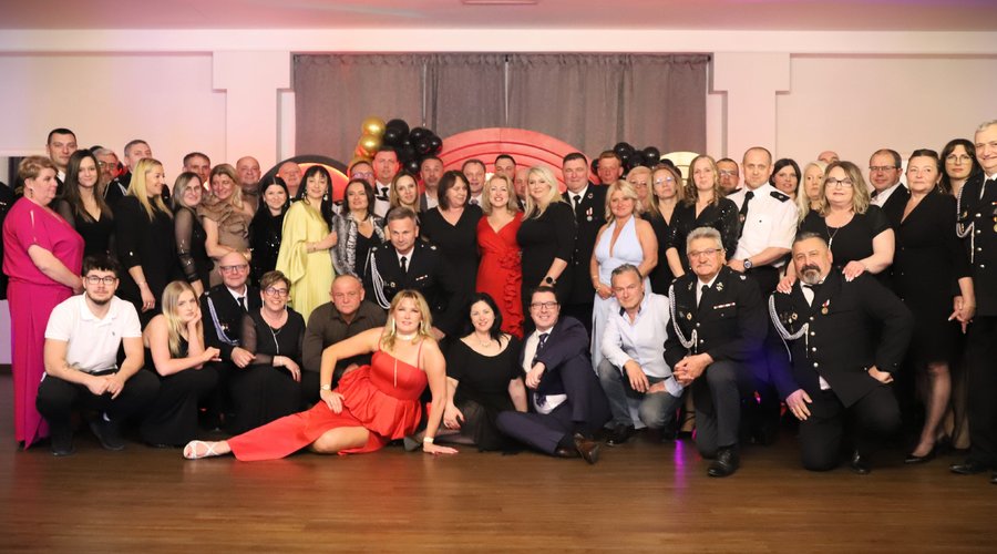 Obraz przedstawiający Drugi Bal Strażaka – wieczór pełen wdzięczności i wspólnego świętowania