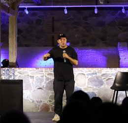 Obraz przedstawiający Tomek Kołecki w Stodole Kultury!