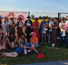 Obraz przedstawiający Piknik Rodzinny w stylu Dzikiego Zachodu w Zofiówce!