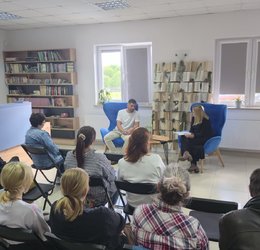 Obraz przedstawiający Jacek Kalinowski - spotkanie autorskie w bibliotece