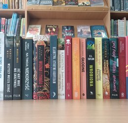 Obraz przedstawiający NOWOŚCI w bibliotece